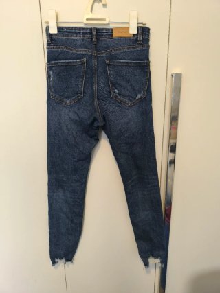 Pantalón pitillo Stradivarius perlas S/36