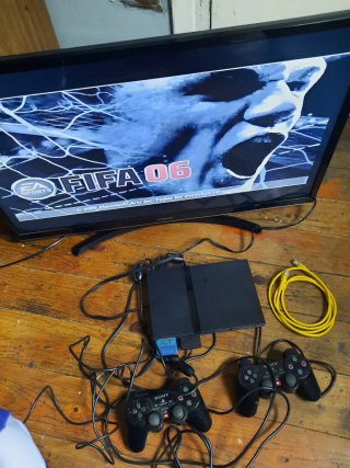 Consola PlayStation 2 Negra + FIFA 06 televisión