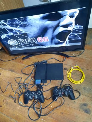 Consola PlayStation 2 Negra + FIFA 06 televisión