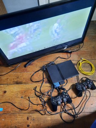 Consola PlayStation 2 Negra + FIFA 06 televisión