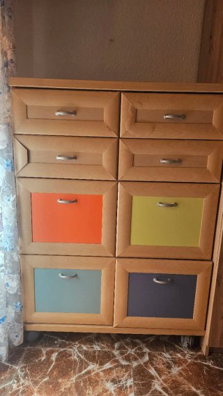 Mueble de madera con cajones de colores