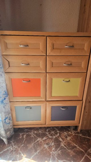 Mueble de madera con cajones de colores