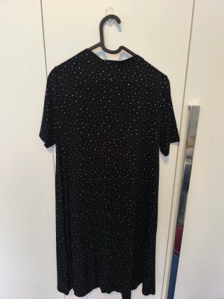 Vestido negro corto con lunares blancos