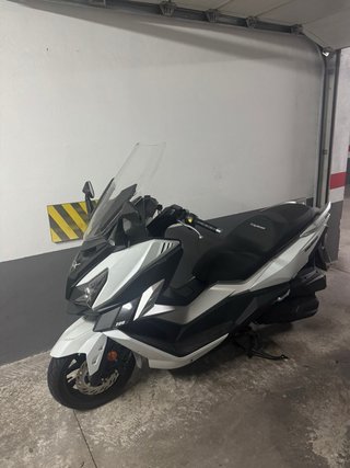 SYM Cruisym 300 Maxi Scooter