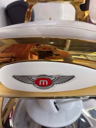 Sillón de barbero dorado y blanco