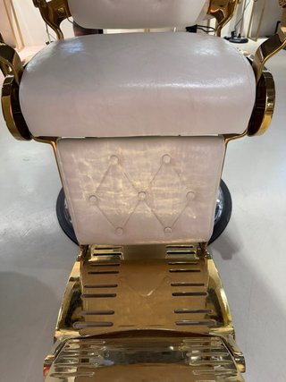Sillón de barbero dorado y blanco