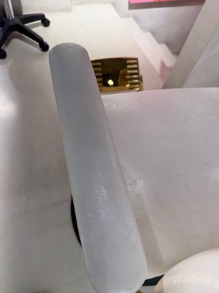 Sillón de barbero dorado y blanco