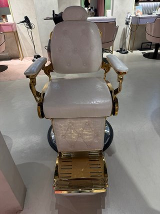 Sillón de barbero dorado y blanco