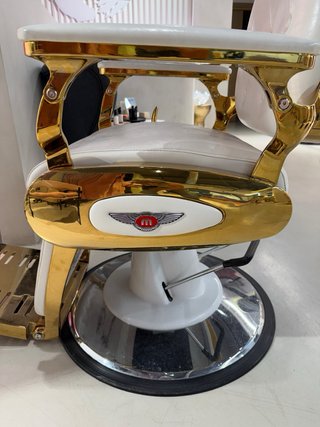 Sillón de barbero dorado y blanco