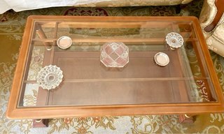 Mesa de centro de madera y mesa rinconera.