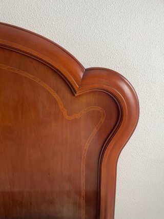 Cama de madera marrón