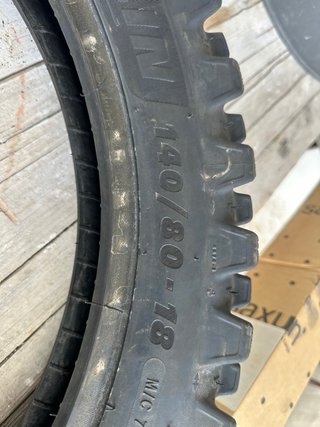Neumático Michelin 140/80R18