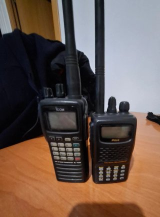 2 Emisoras Banda Aérea ICOM y Vertex Standard