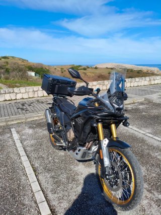 Voge 800 Rally Negra y Dorada
