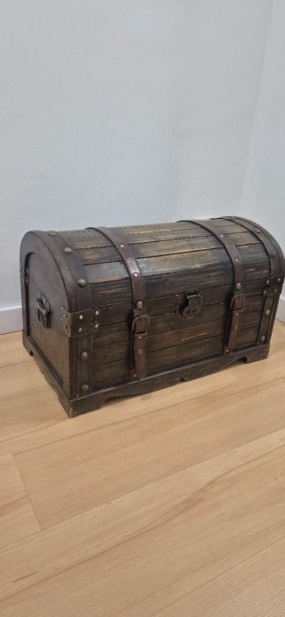 Baúl de madera con correas de cuero