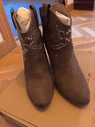 Botas de ante marrones con tachuelas