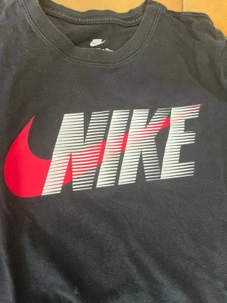 T-shirt Nike nera con logo