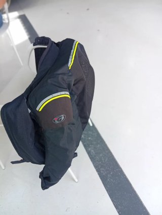 Chaqueta de moto negra con detalles