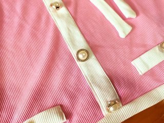 Camiseta rosa con lazada y botones
