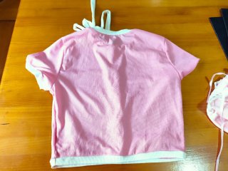 Camiseta rosa con lazada y botones