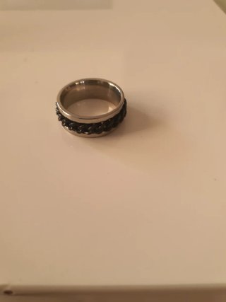 Anillo de acero con diseño de cadena