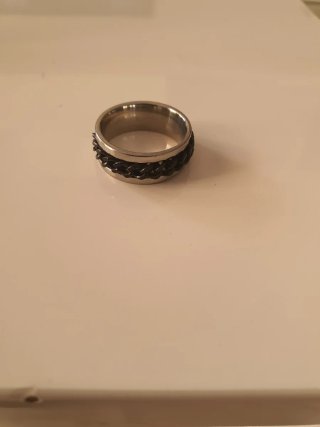 Anillo de acero con diseño de cadena
