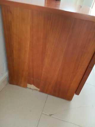 Mesitas y cómoda de madera