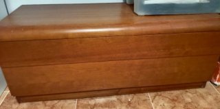 Mesitas y cómoda de madera