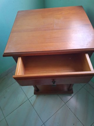 Mesa auxiliar de madera con cajón