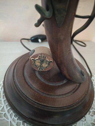 Antica lampada da tavolo funzionante in legno