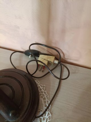 Antica lampada da tavolo funzionante in legno