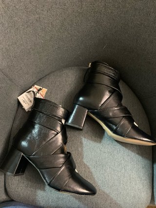 Botines Zara Cuero Negro a estrenar