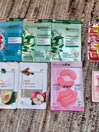 Varias mascarillas de cara y otros cuidados