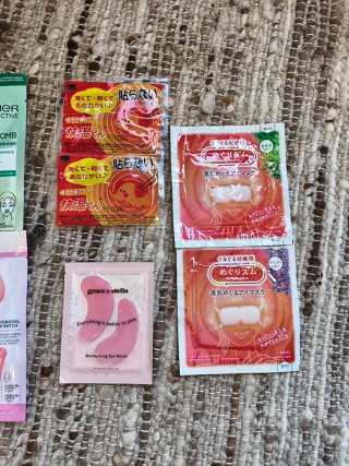 Varias mascarillas de cara y otros cuidados