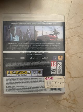 PlayStation 3 con 2 mandos y GTA V