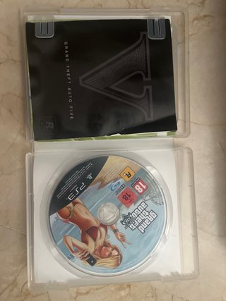 PlayStation 3 con 2 mandos y GTA V