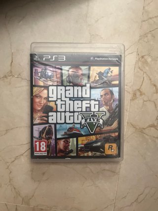 PlayStation 3 con 2 mandos y GTA V