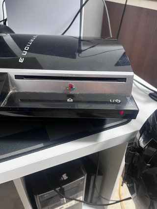 PlayStation 3 con 2 mandos y GTA V