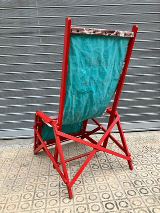 Tumbona de madera antigua con estampado