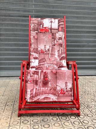 Tumbona de madera antigua con estampado