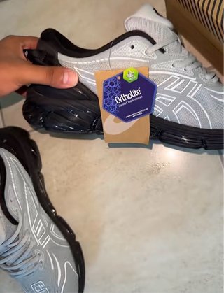 Zapatillas ASICS grises y negras