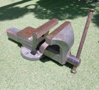 Tornillo de banco Marca Bellota FORJADO 150