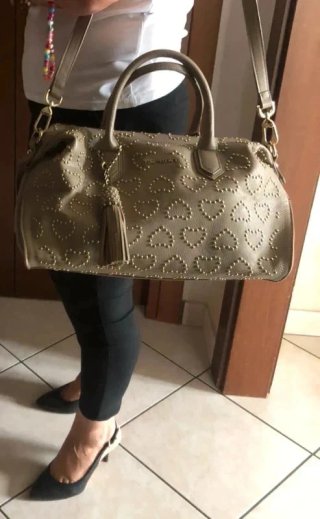 Borsa bauletto Twinset beige con borchie a cuore