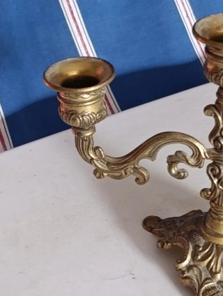 Antico candelabro a 3 bracci in metallo dorato