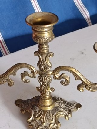 Antico candelabro a 3 bracci in metallo dorato