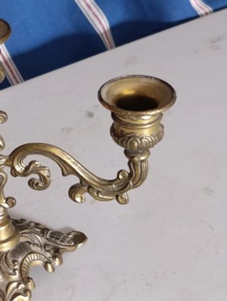 Antico candelabro a 3 bracci in metallo dorato