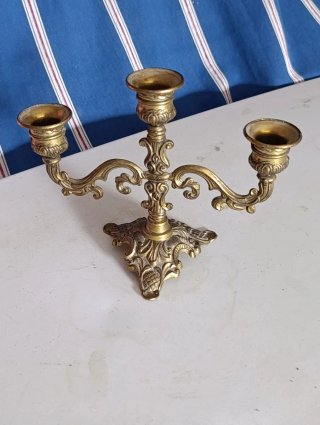 Antico candelabro a 3 bracci in metallo dorato