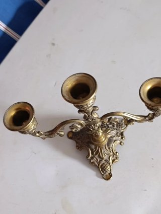 Antico candelabro a 3 bracci in metallo dorato