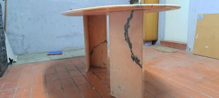 Mesa ovalada de mármol rosa