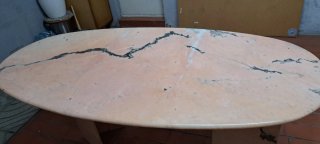 Mesa ovalada de mármol rosa